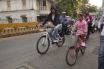 Shahrukh Khan teaches Suhana to ride a bicycle in Bandra, Mumbai on 6th Dec 2011 (2).JPG